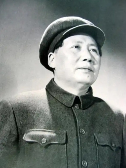 1950年，铁匠朱其升看到家家户户都挂上了毛主席头像，他越看这个人越眼熟，于是偷