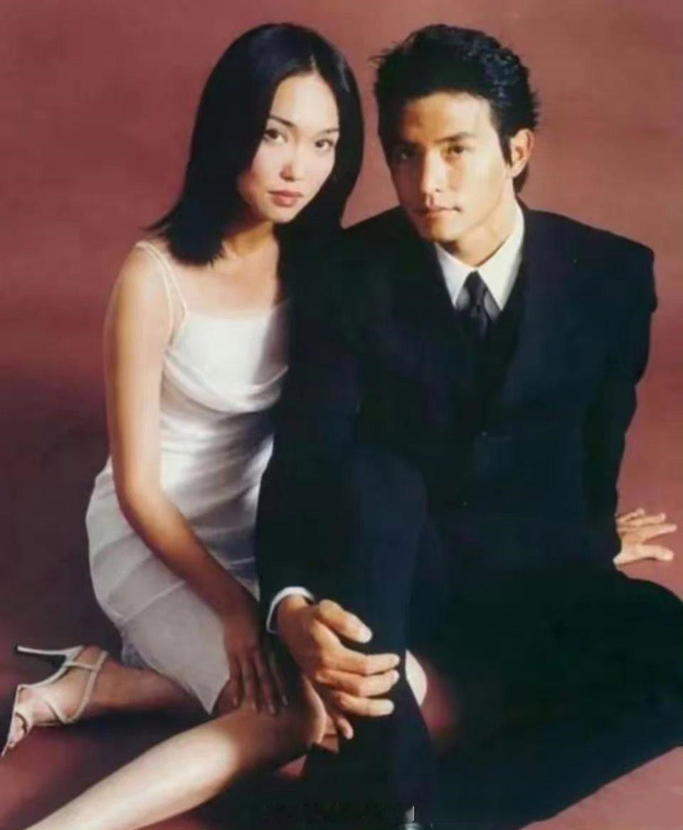 当年，新加坡最养眼的明星夫妻。女人没变，男人成大爷了。。。