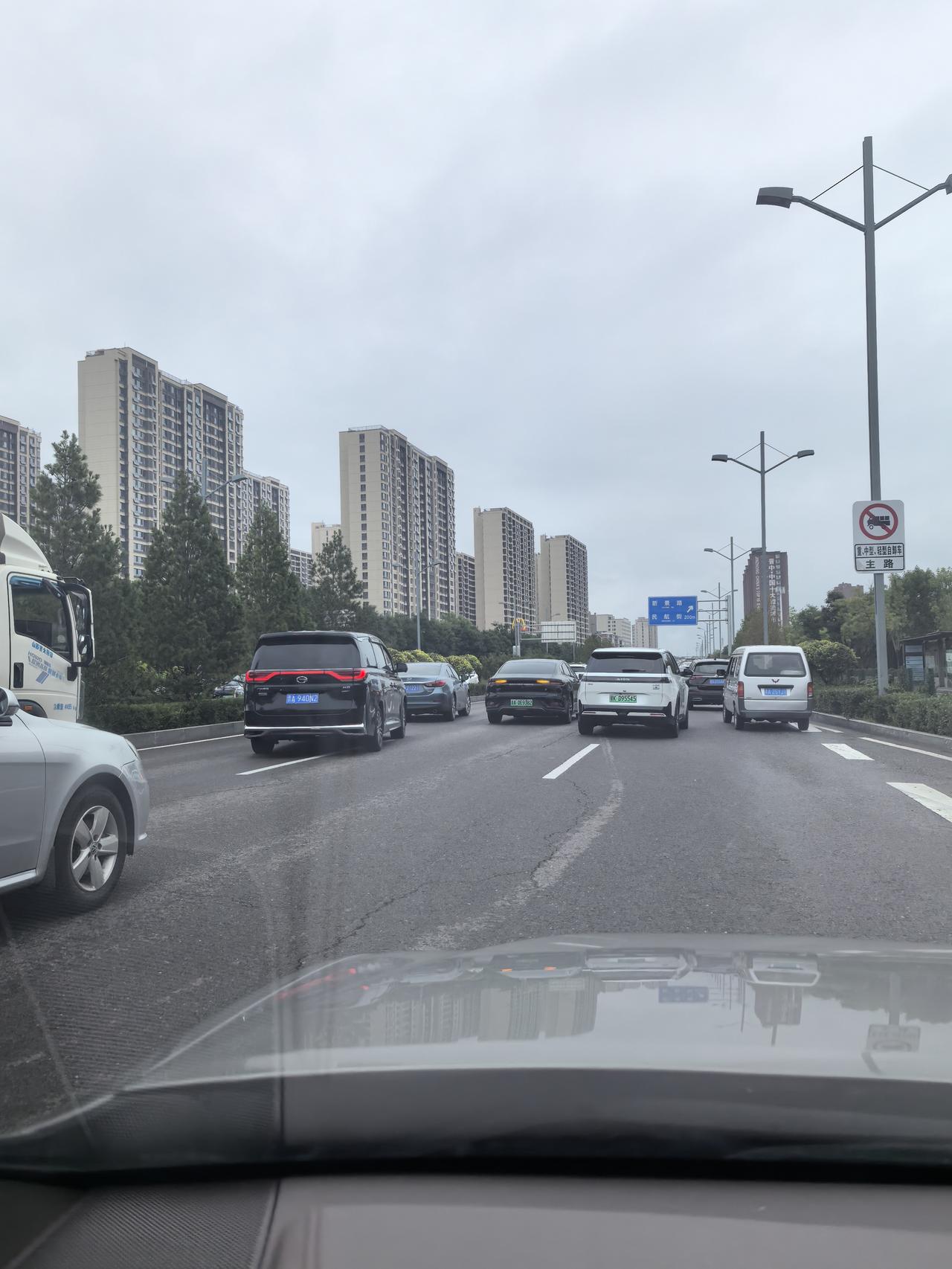 太榆路封闭后，龙城大街东延车流量急剧增加，这种状况着实令人头疼。原本太榆路每日就