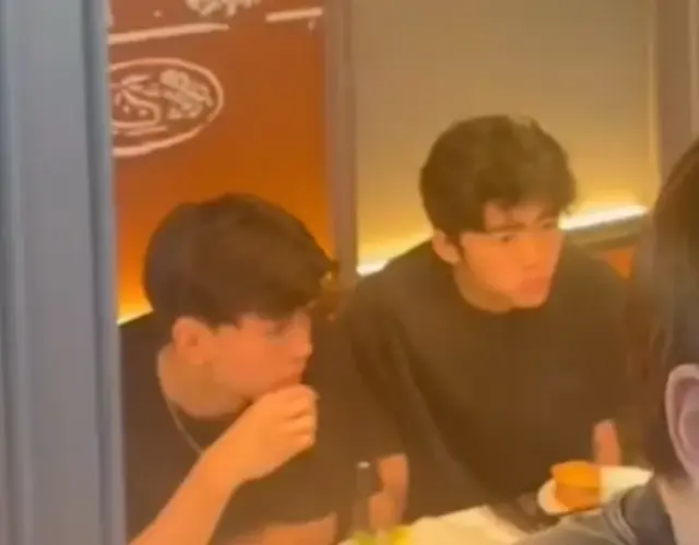 谢霆锋带俩儿子吃饭,Lucas和小Q满脸崇拜看着爸爸,父子仨好温馨