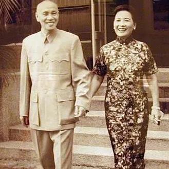 1948年底，蒋介石败走台湾，因为飞机超载，只得丢下10块大石头，没想到，这10