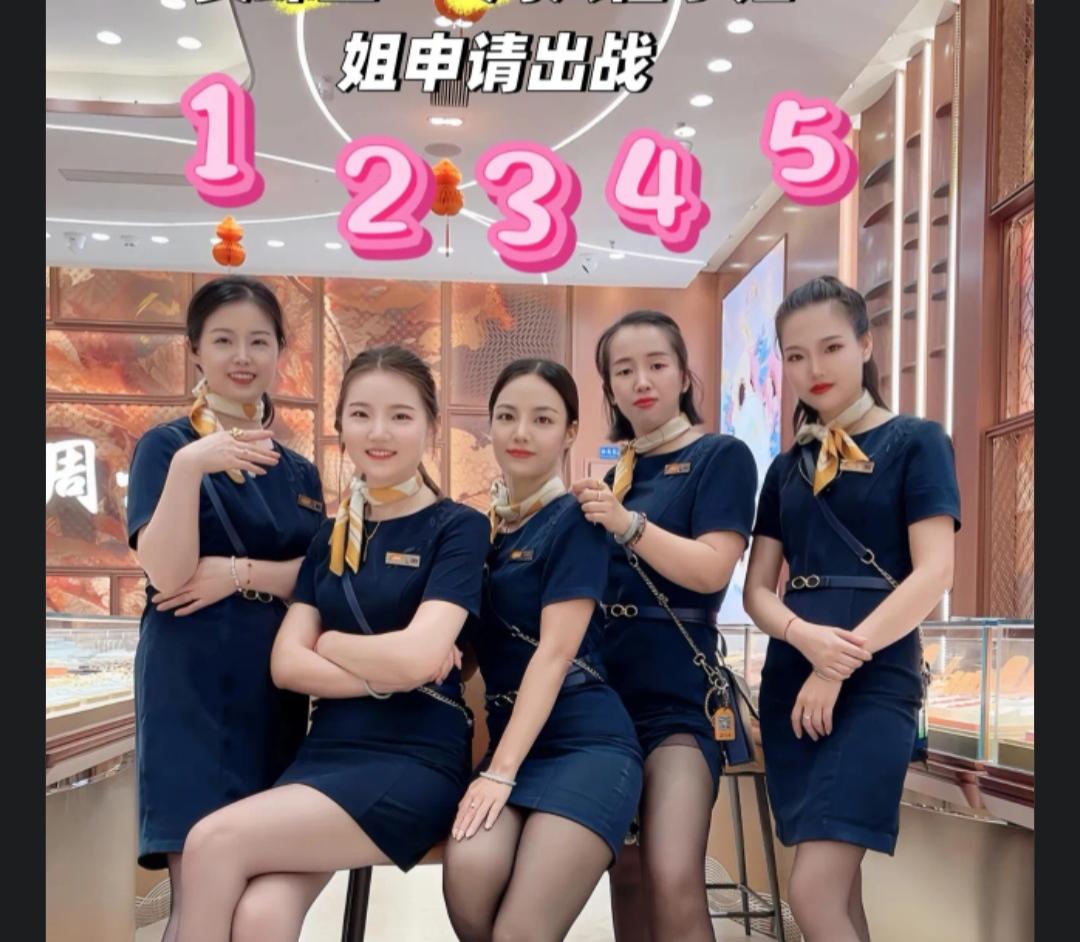 五位空姐在柜台前合影。我想和1号牵手成功，你喜欢和几号牵手？机场空姐写真