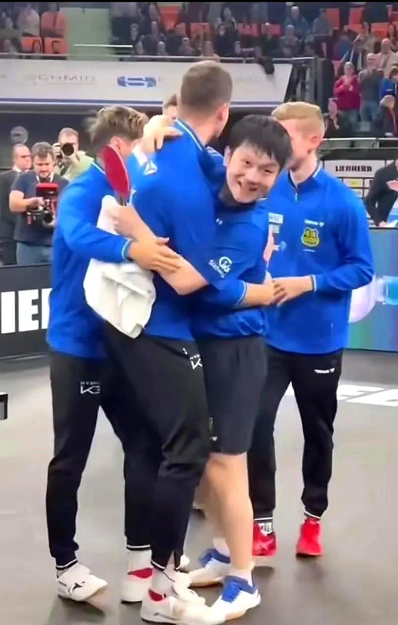 樊振东这留洋首冠，拿得太戏剧性了，奖杯盖子都给整掉了！刚举起奖杯，duang