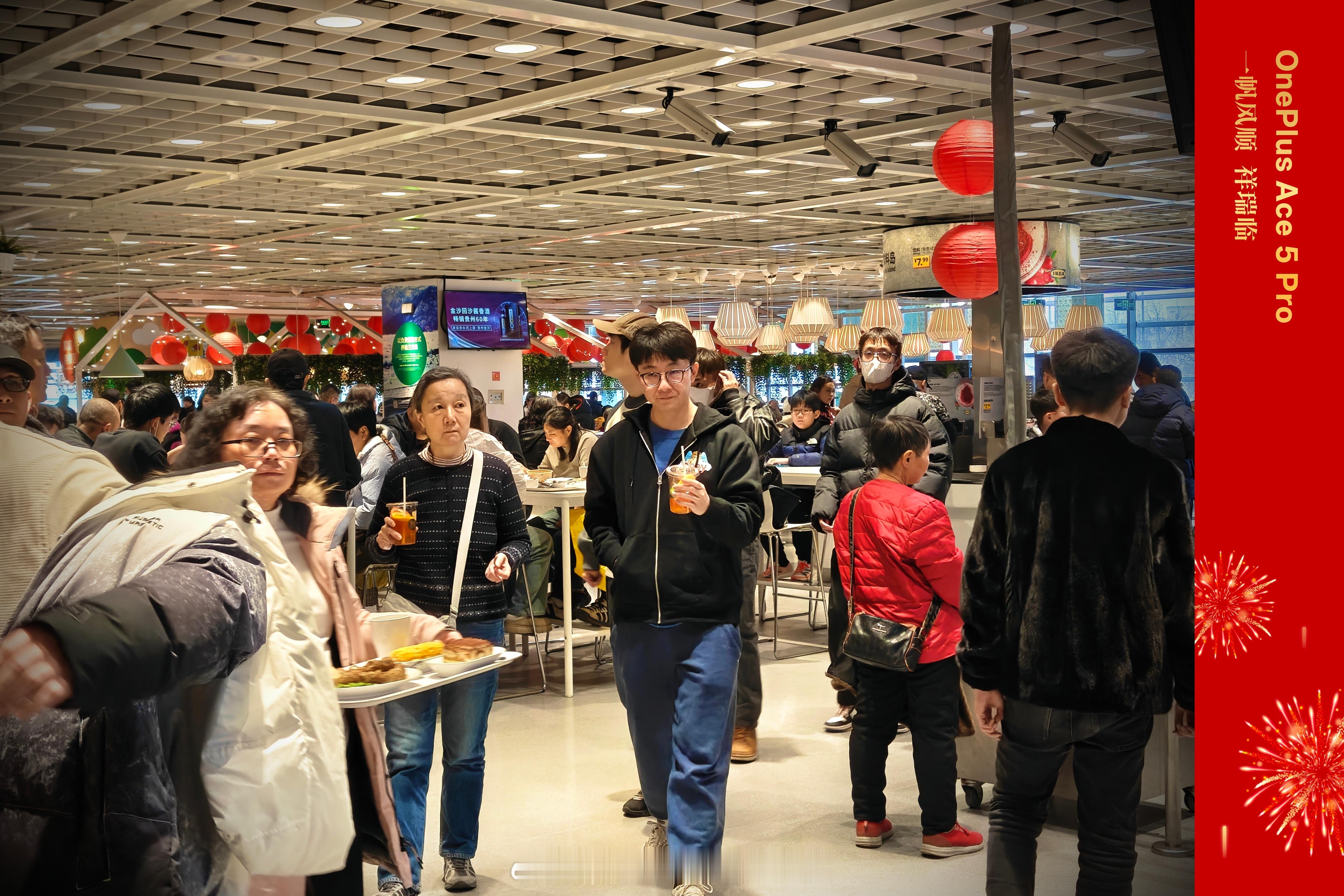 今日份人潮汹涌的宜家大食堂……