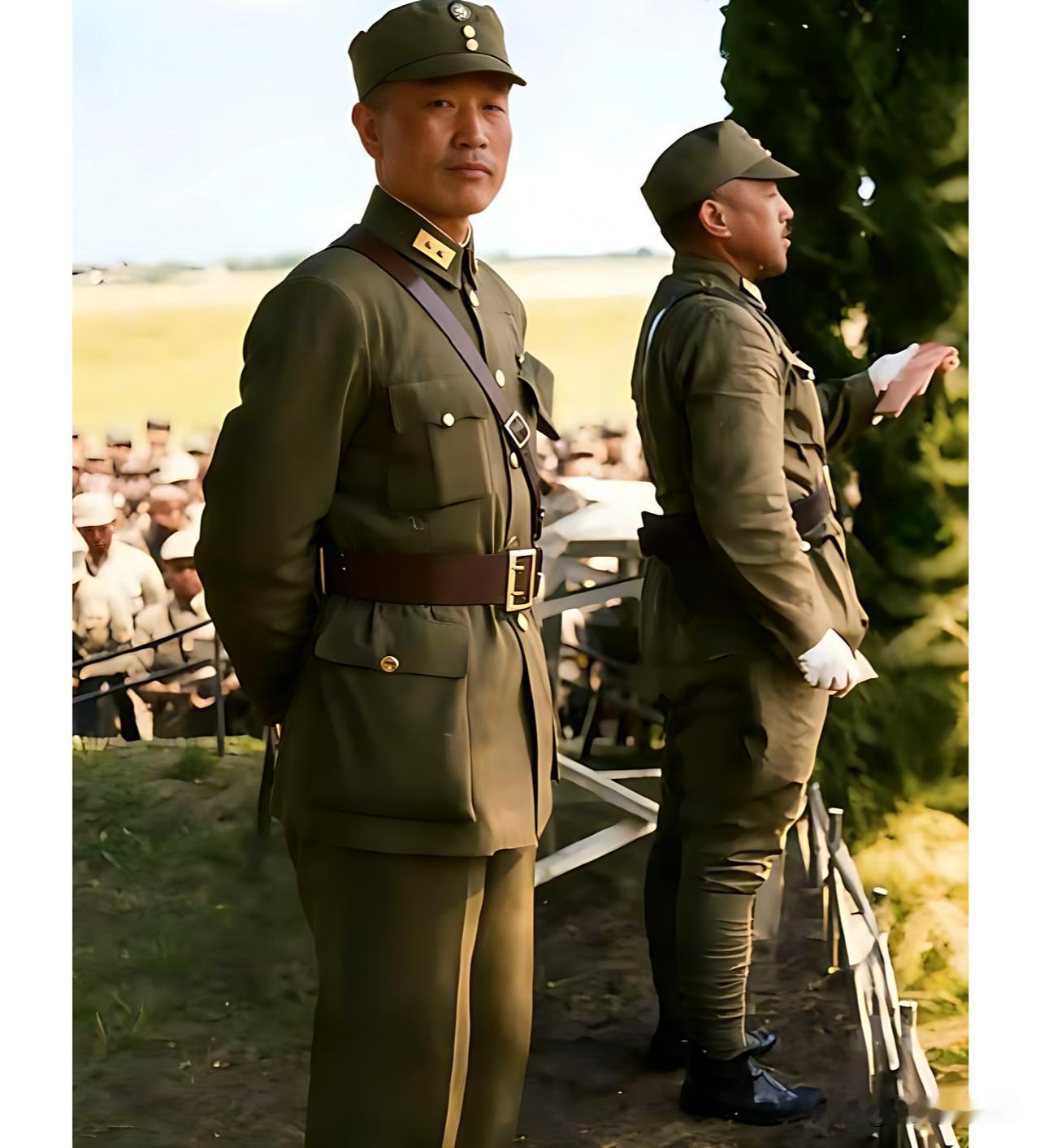 这是抗战时期杜聿明和卫立煌两位将军在前线留下的一张老照片，大家都好好的瞧一下吧！