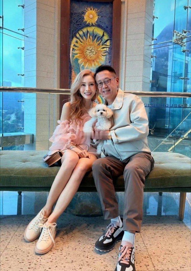 56岁李嘉欣和老公宅家庆生，穿1万2粉裙背80万爱马仕，染金发似少女​​​​
