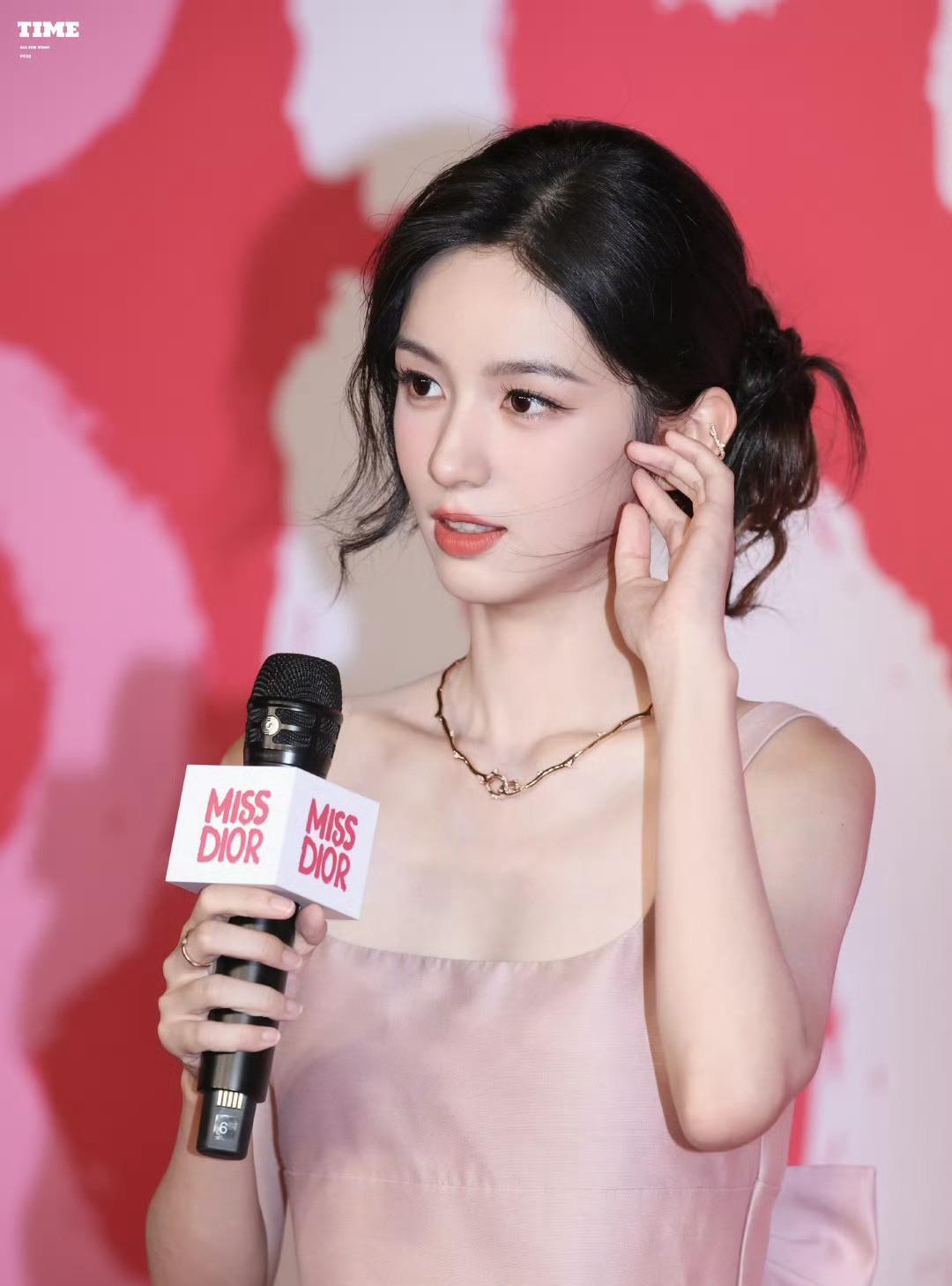 周也这脸只要不碰医美未来必定前途无量，这五官实在优越！周也今日迪奥红毯吊带粉色