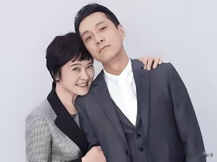 四十岁那年，冯远征跟妻子念叨了一句“有点后悔丁克了”。说完也就过了，可妻子梁丹妮