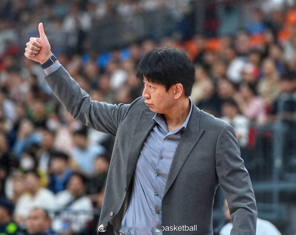 CBA主教练集体崩溃中？山东男篮主教练邱彪在球队输给广厦之后给记者留言：抱歉，水