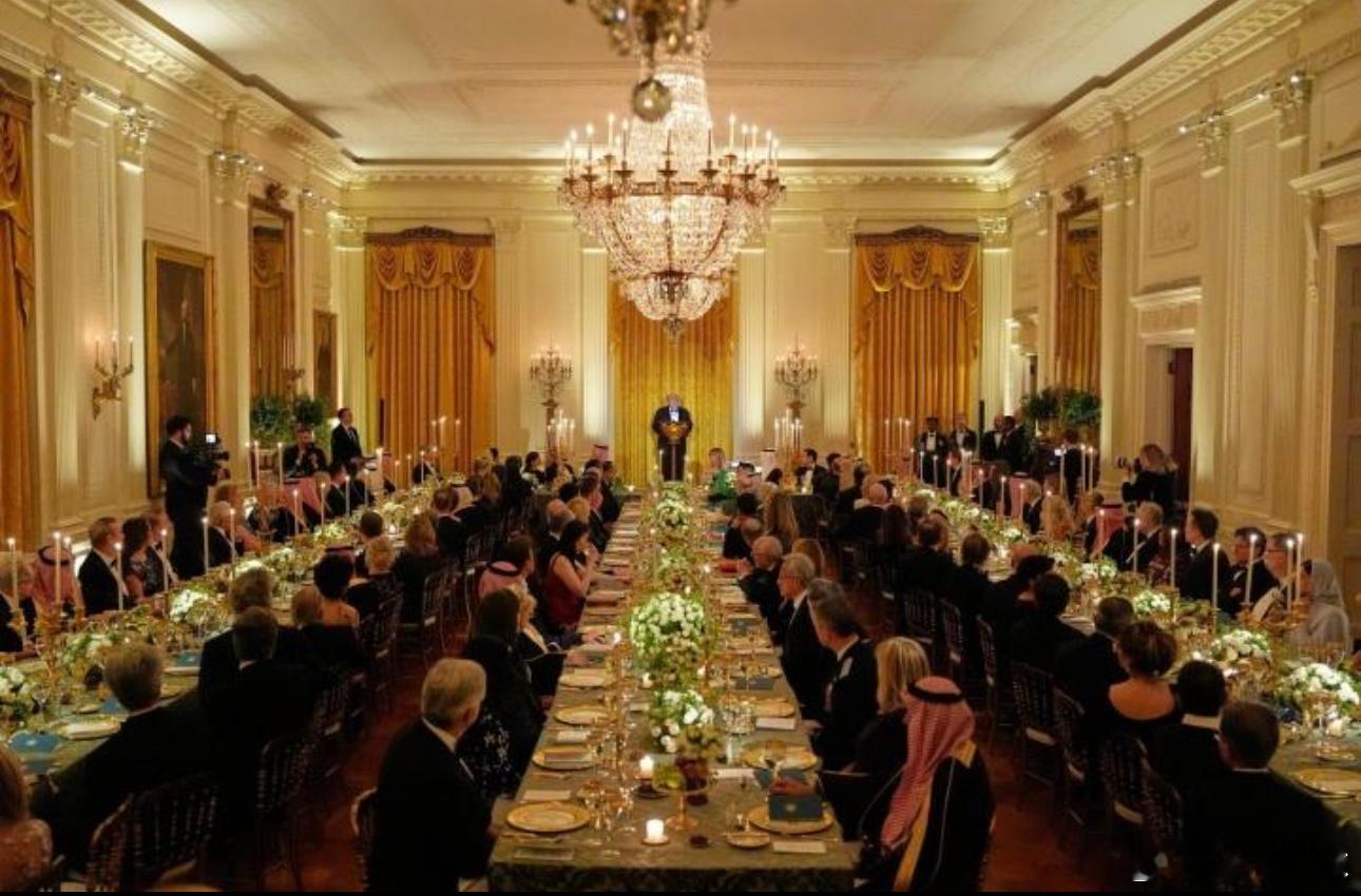 特朗普白宫晚宴接见C罗盛赞其影响力当地时间11月18日，葡萄牙球星C罗现身白宫