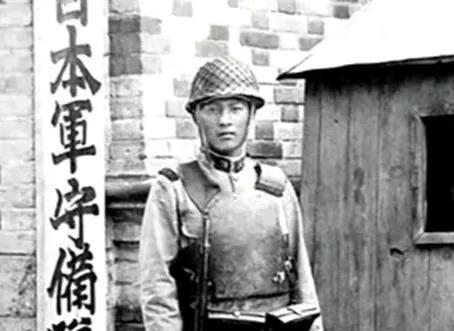 1942年，一女八路从来不洗脚，引起了游击队长甄凤山的警惕，他半夜潜入女队员房间