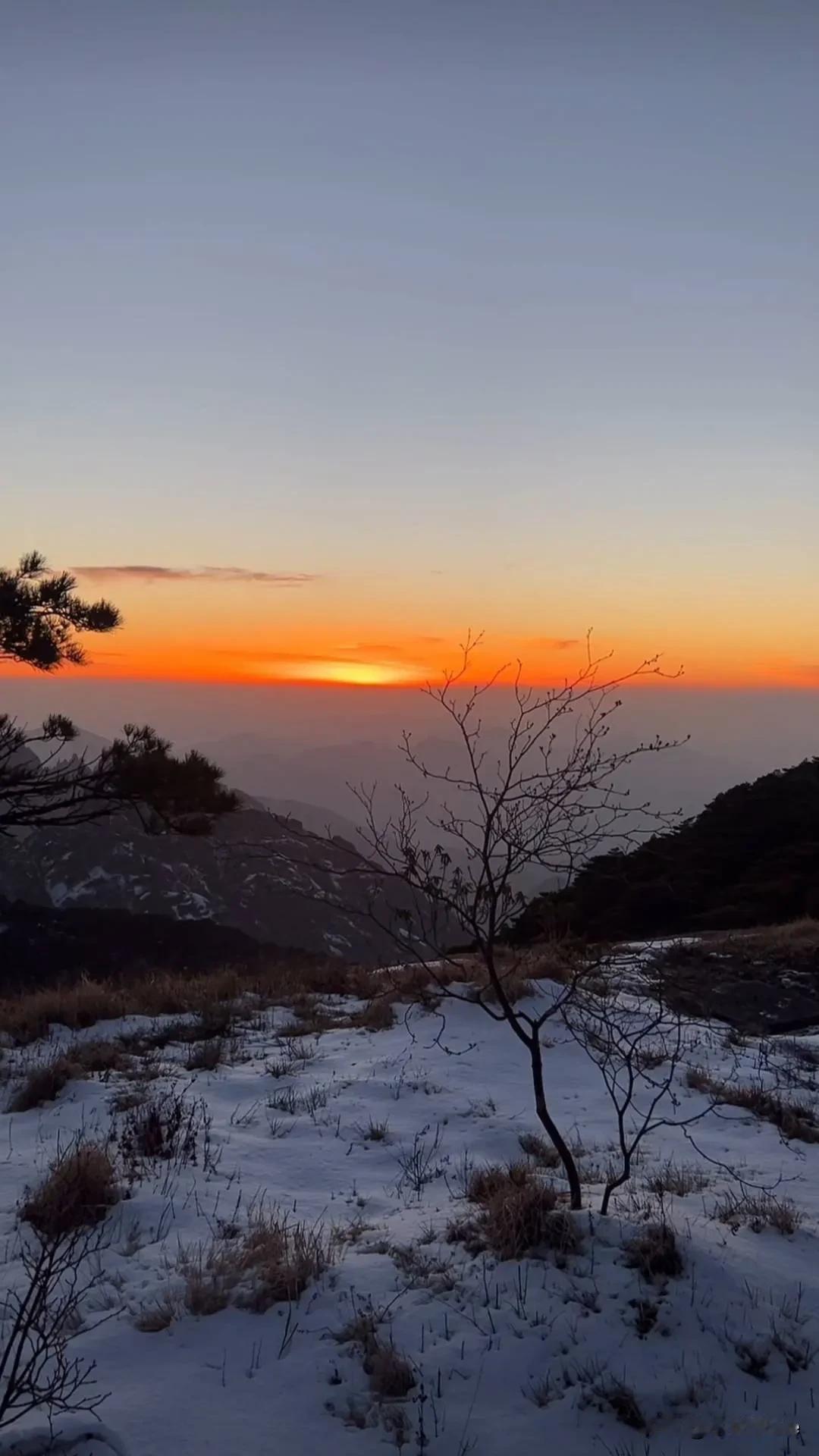 前两天黄山下雪，今天雪晴了，黄山变成了人间仙境。雪后初晴的黄山，峰峦被白雪覆盖