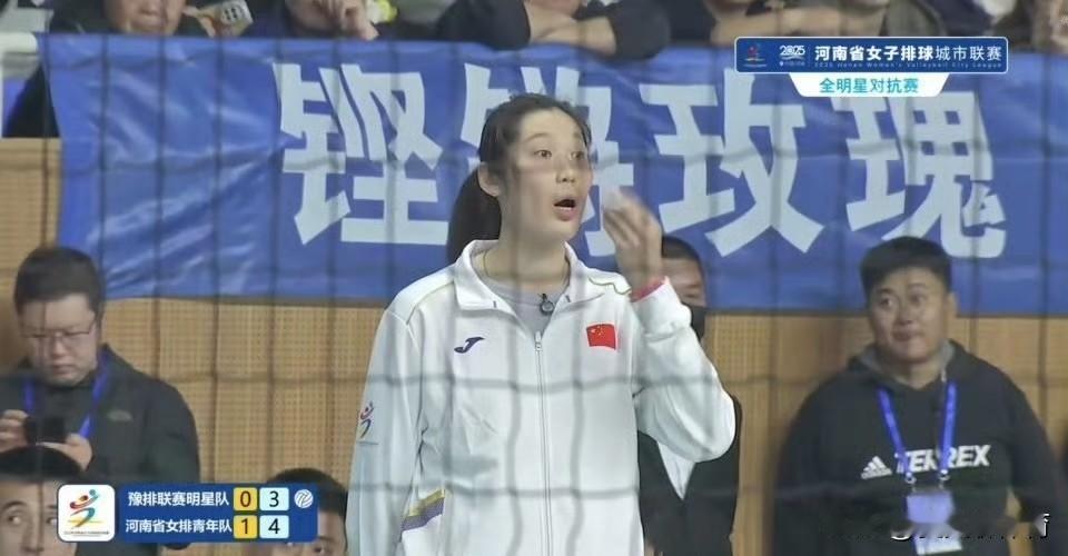 这观众都是冲着郎平和朱婷去的吧!这次朱婷和郎平身份互换了,朱婷在场上是主教练,郎