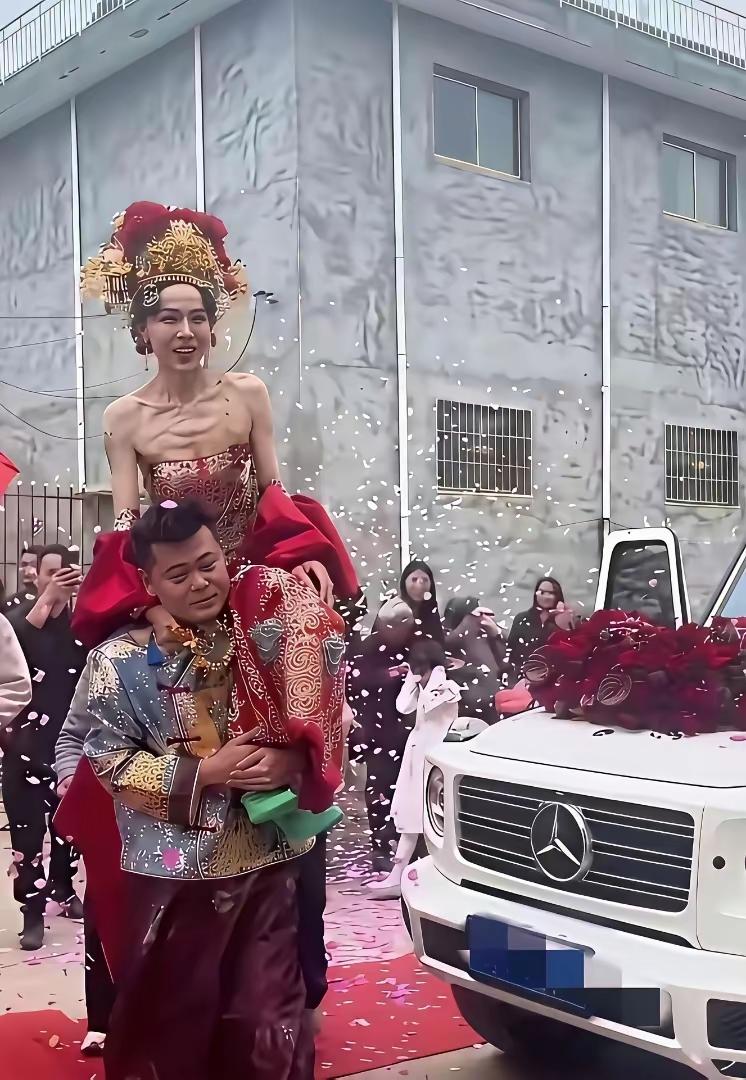 大婚的日子穿“绿鞋”，新娘一看也不是普通人，外看着大哥也不像差钱的主，有网友说本
