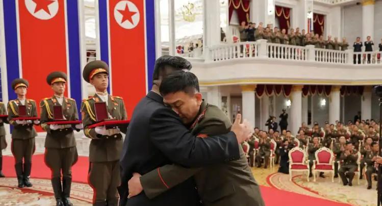 终于知道乌军为什么那么惧怕朝鲜士兵了，在赴俄部队授勋仪式上，朝鲜公布了一段视频集
