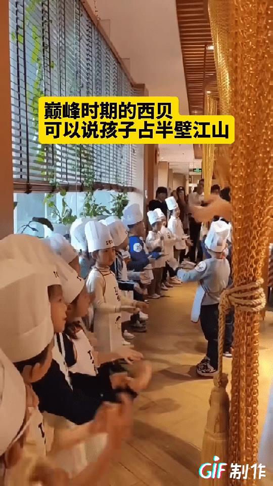 看到这个画面马上就搞懂西贝成功的核心了，就是俘虏孩子，各种儿童餐加上带孩子玩，让