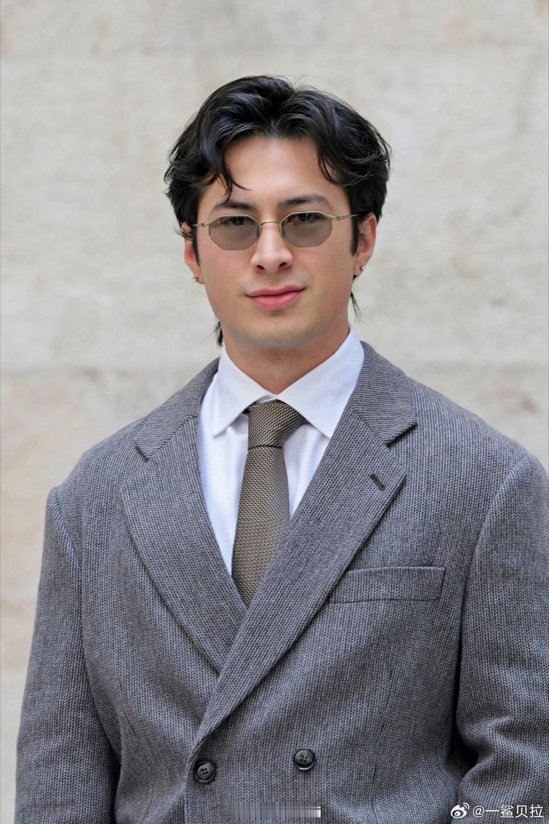 高奢什么时候能吻上家产巅峰对决这对假给给已经一个阿玛尼一个圣罗兰了🙄