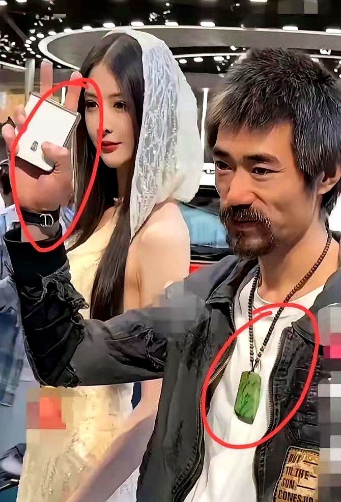 上海车展惊现奇人，一身行头据说超千万。巴黎世家的“乞丐服”，配百达翡丽，这混搭，