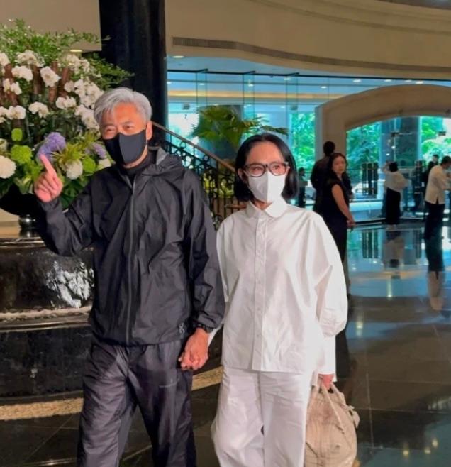 不得不服施南生。她离开以后，竟让离婚几十年的周润发和余安安，罕见地出现在了同一个