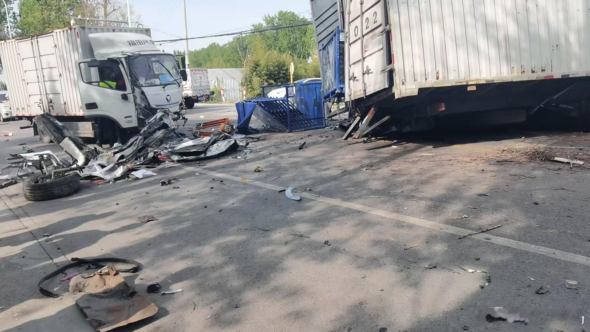 有点惨烈，这是怎么撞成这样的~