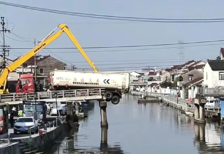 5月22日凌晨，浙江余姚阳明街道老方桥社区发生一起意外。一辆拉着货物的货车驶上桥