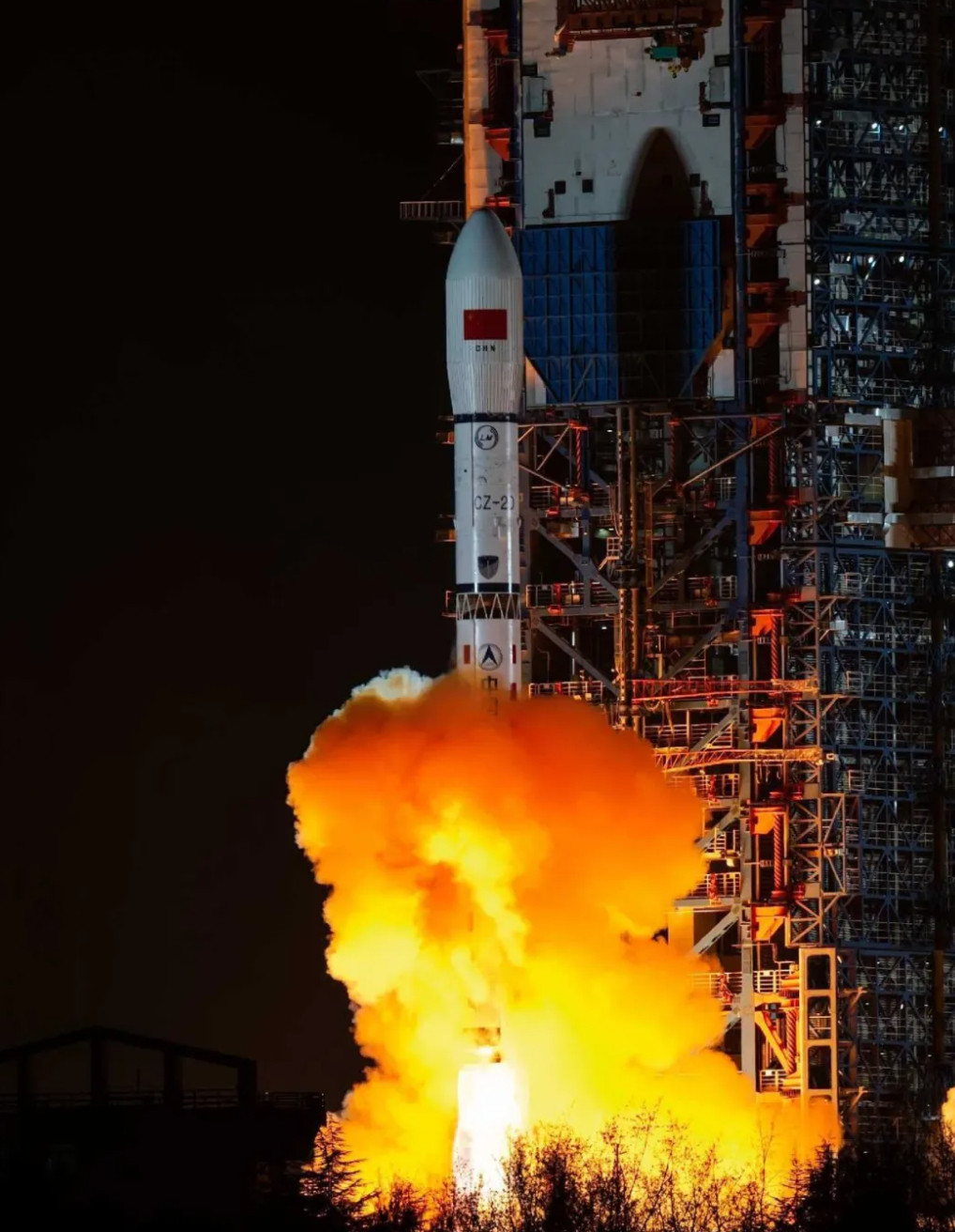 【航天长二丁“一箭双星”发射成功】3月13日6时33分，长征二号丁运载火箭在西