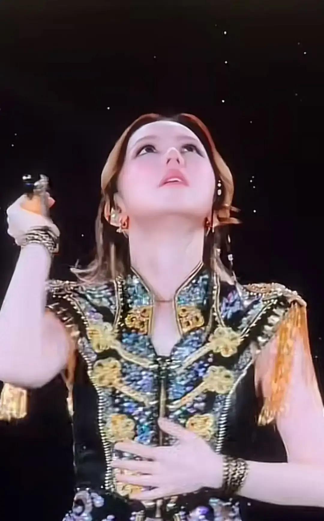 邓紫棋在南宁唱到一半突然收声，说自己从香港来，这几年看着城市变脸，心里堵得慌，只