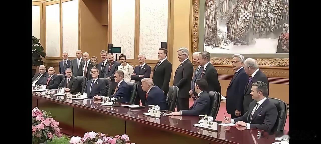 别的比得了，但他们后面站着那一排的身价，咱们真的比不了，如果说他们企业的身价那就