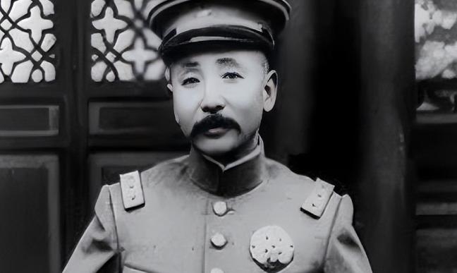 1925年，张作霖路过一个修鞋摊，见鞋匠干活慢，抬脚就踢了一下。鞋匠反手就给了他