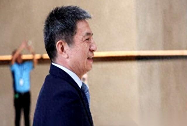 五个半小时,谈完出来,咱们这边的人,笑了。对面那帮人,脸都黑了。就这一个镜头