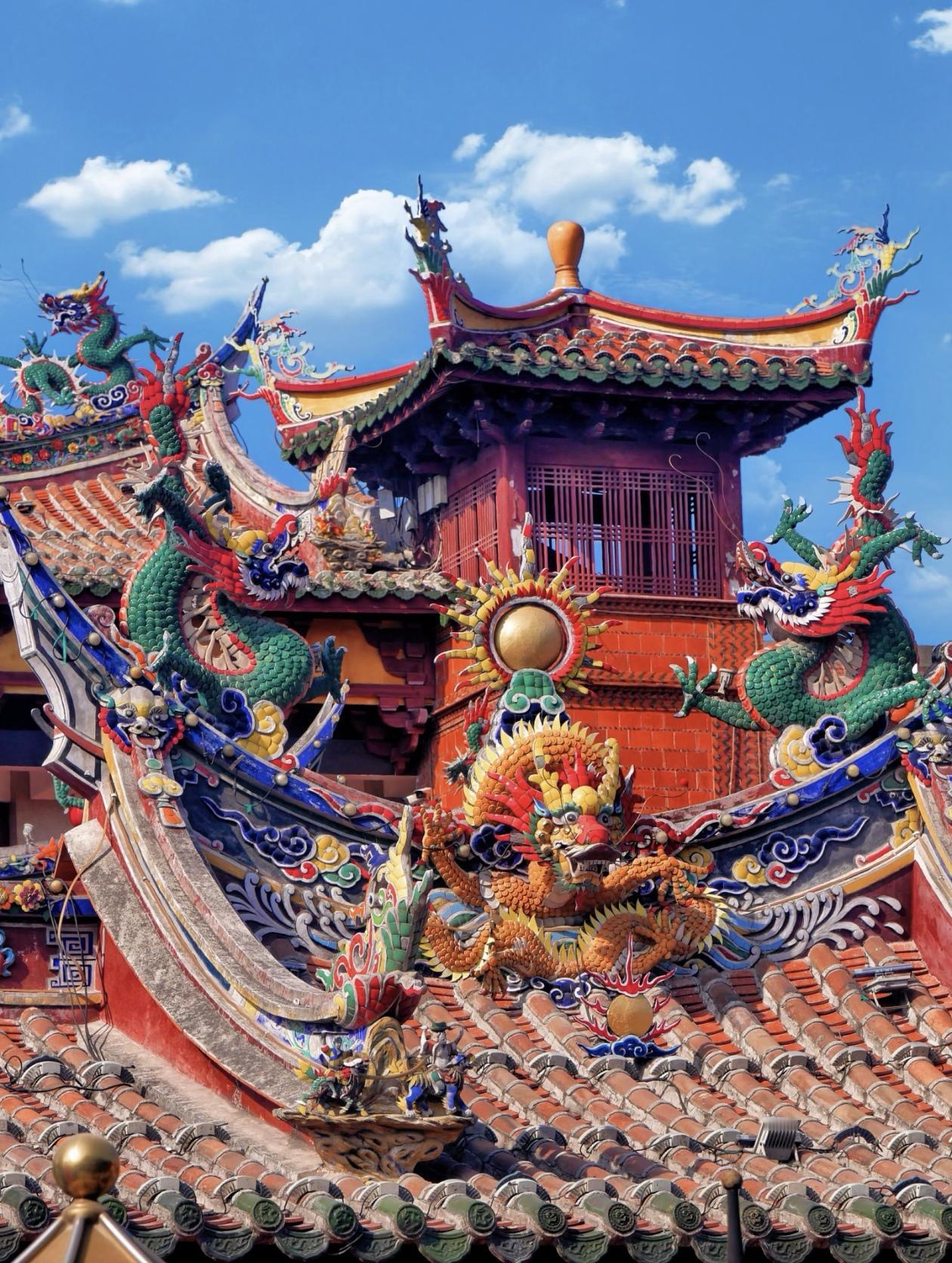 分享我这周有趣的事瓦脊映寒叶闽南的冬日常浸在暖柔的日光里，老厝的屋脊便