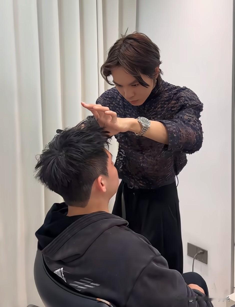 石头哥回海南剪头发了，托尼老师分享了最新发型。托尼看石头哥去剪头发，是真用心