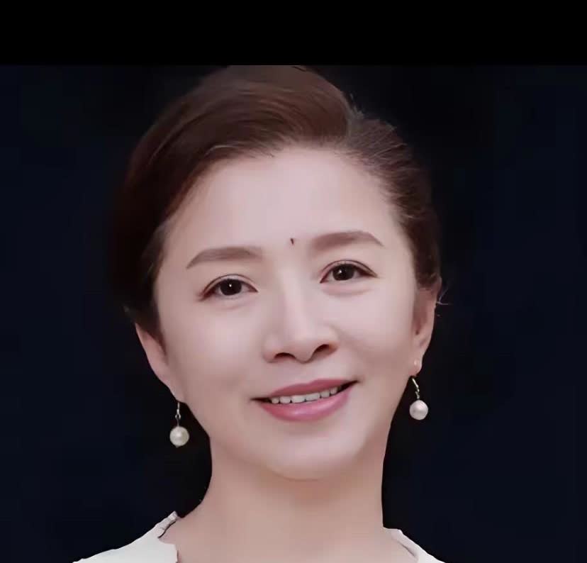 老戏骨集体翻车？《生万物》爆红真相：60岁迟蓬靠'大脚娘'逆袭封神！从讨嫌阿婆到暖心婆婆，这演技绝了！