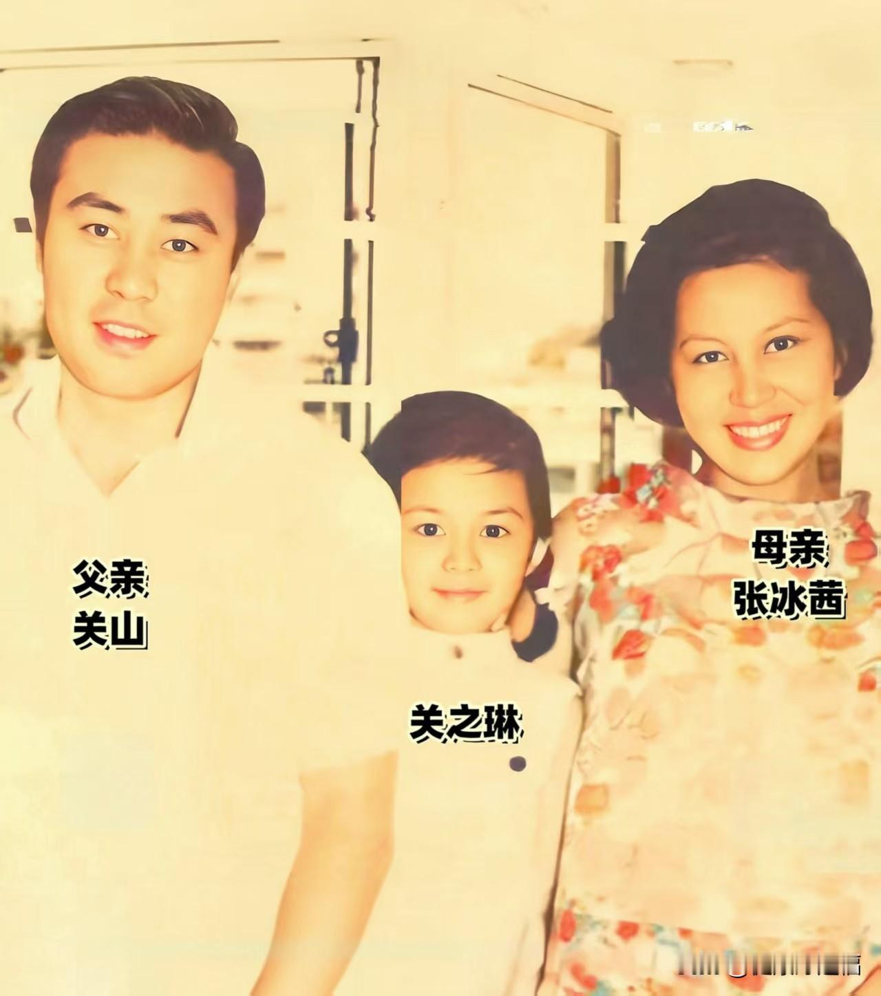年轻时的关之琳和父母，时隔多年今昔对比。关之琳儿时的全家福惊艳众人，优越的颜值
