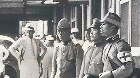 揭秘731部队暴行：一位中国女人四肢被绑在手术台上，川式吸入器扣在她的嘴上，她挣