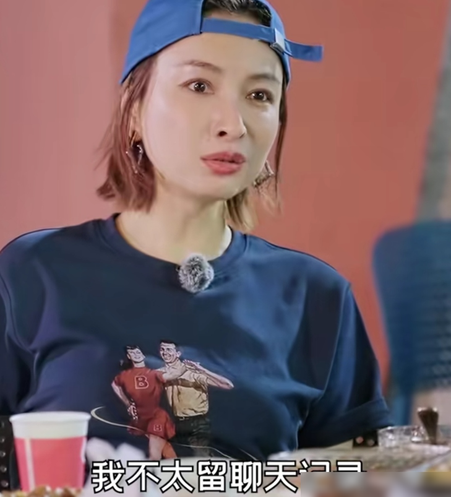 吴昕在群里问了一句话，没人回，她直接以为这是个新拉的群。结果李维嘉翻出三年前的聊天记录给她看，吴昕当