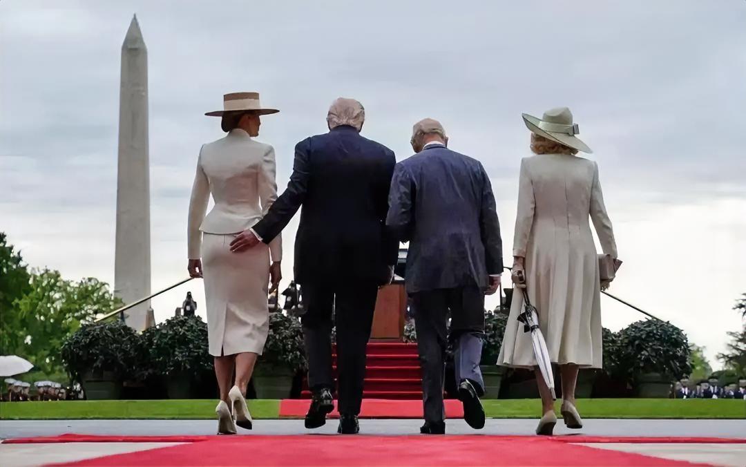 嘿，特朗普手放哪里了。这是特朗普和梅拉尼亚夫妇接待英国查尔斯夫妇到访美国期间，