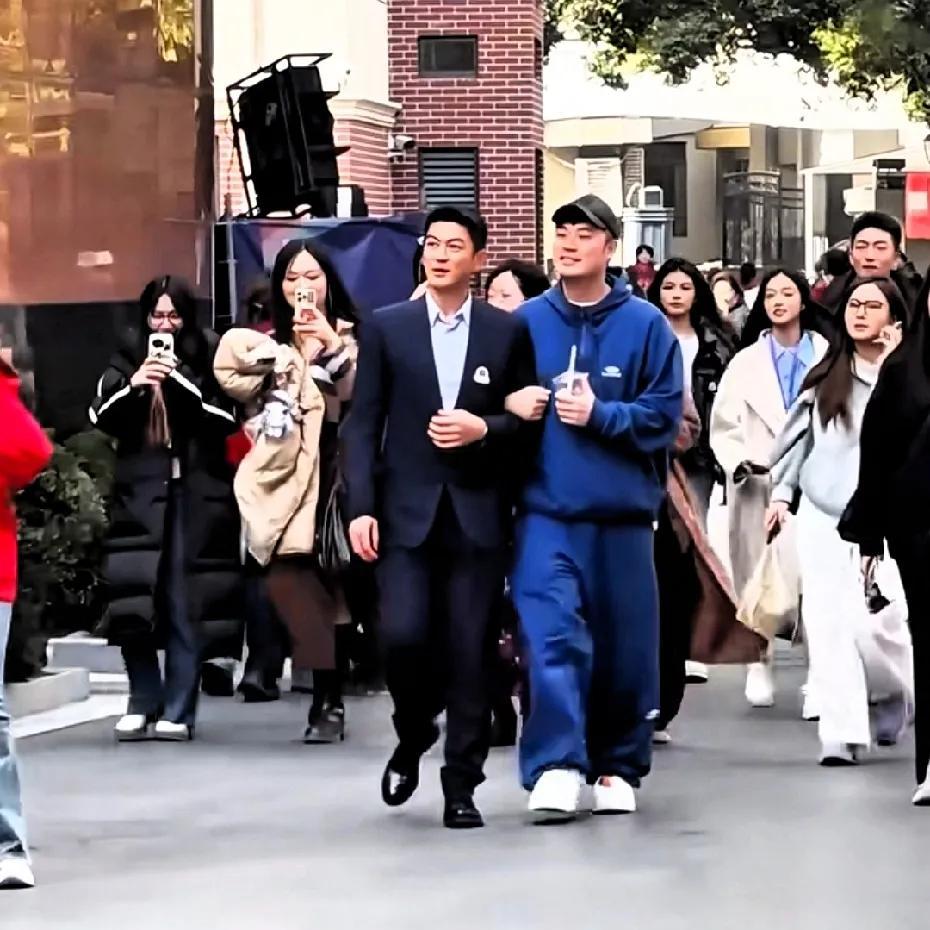 陈赫和杜江手挽手走在上戏校园，俩人实在太熟了——他和郑恺、杜江当年是同寝室的兄弟