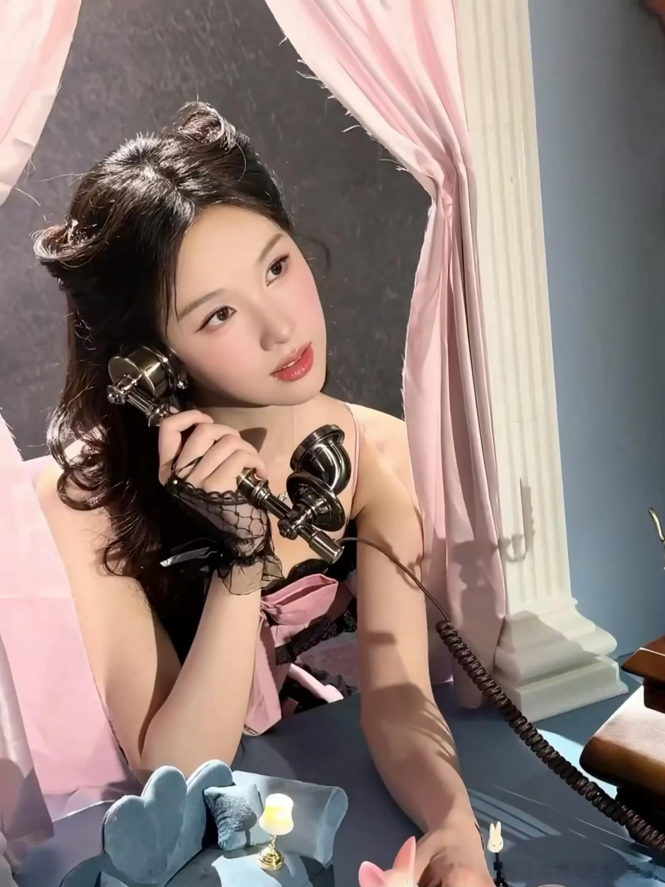 陈都灵粉裙猫猫头造型7月25日陈都灵亮相活动，一袭温柔粉色长裙，搭配别致猫咪发髻