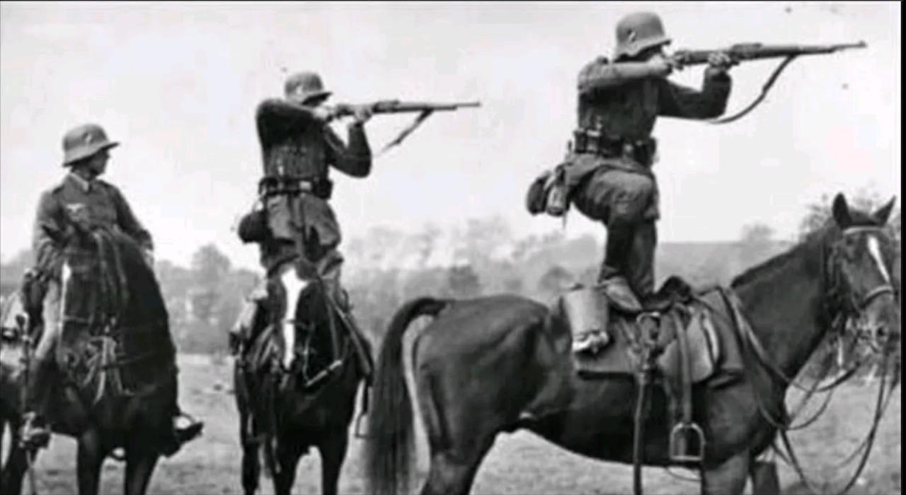 抗战中八路军骑兵营营长杨秀山正行军，忽发现几个战士走的太慢，便去催促，不料那人却