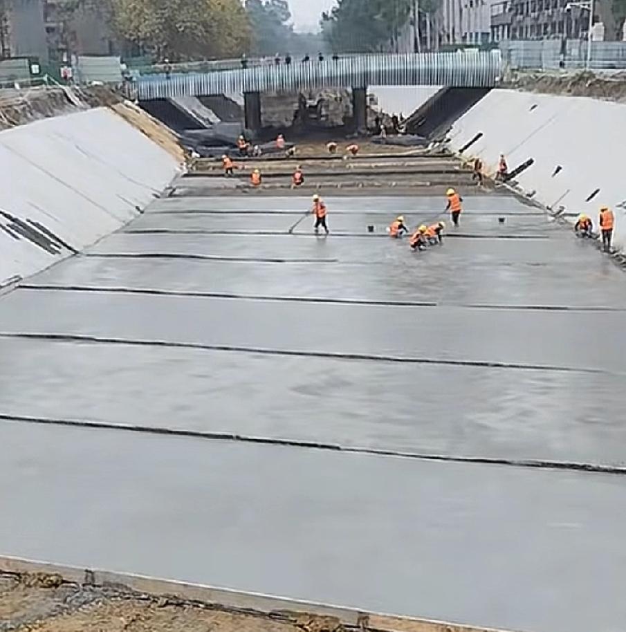 这是没项目创造项目也要上！成都的东风渠铺“地板”了，整个河岸和河床再也看