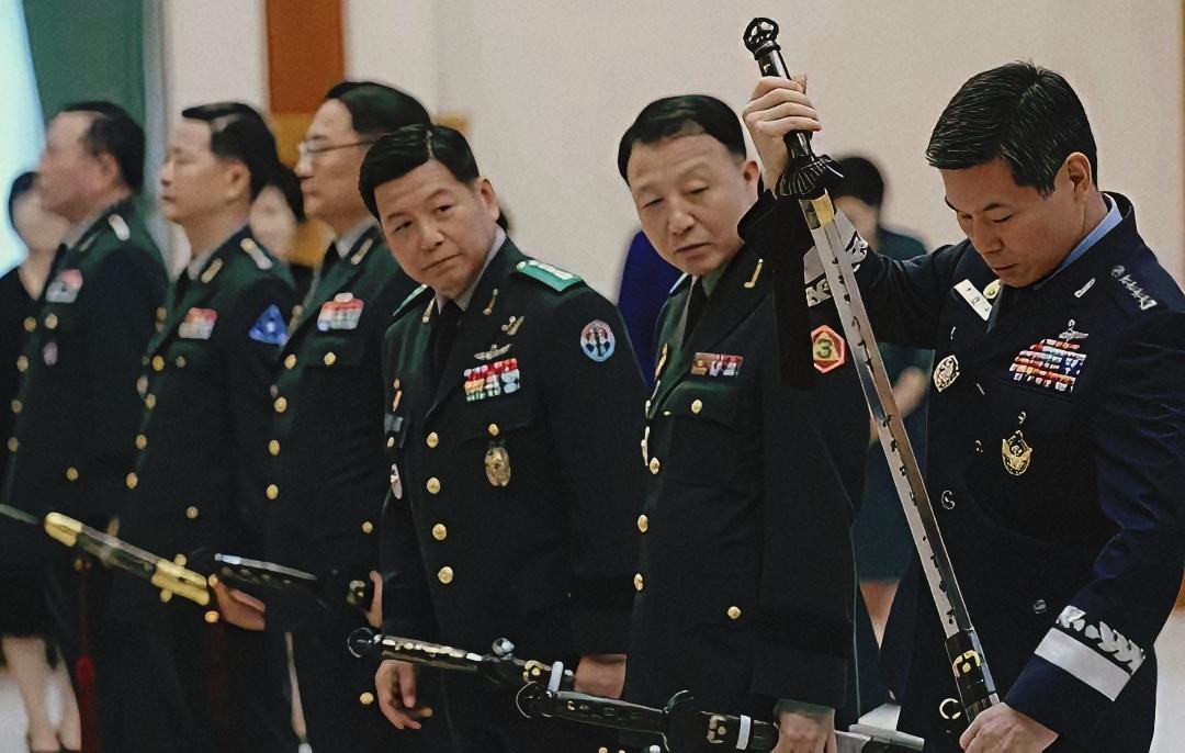 韩国高级军官的“大宝剑”太离谱！晋升将军就配专属御赐佩剑，这“三精剑”仪式感