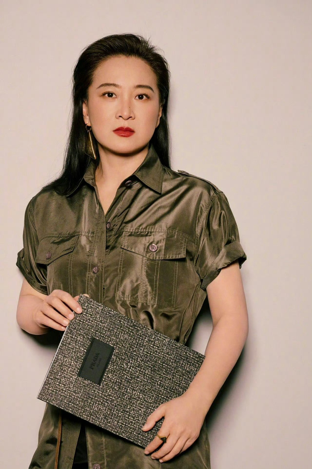 气质完全变了。当然最好的永远是现在。现在就是最好的贾玲。