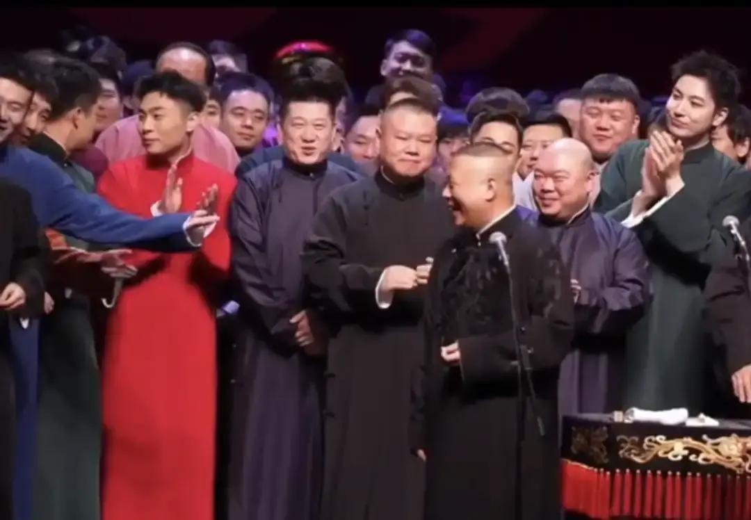 郭德纲西安奥体中心相声专场，1800元最高档票两小时卖空，万人场馆座无虚席。同