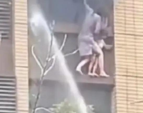 连云港火灾，之所以引起这么多人关注，有两方面原因:一是人们眼睁睁目睹了母女坚持半