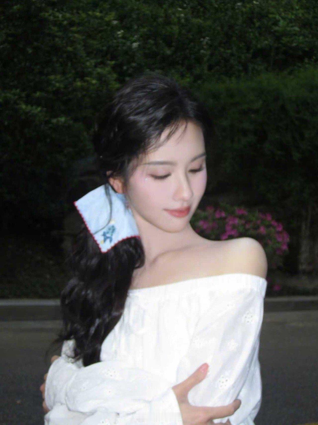 陈都灵白色一字肩造型陈都灵白色一字肩造型好美呀松弛轻盈的氧气少女，想和嘟嘟一