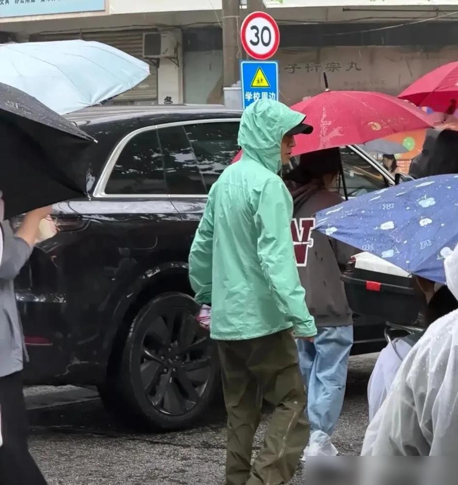 都在传撒贝宁老婆李白为他屈膝，我把照片放大十倍，发现个惊人秘密。你翻遍全网，