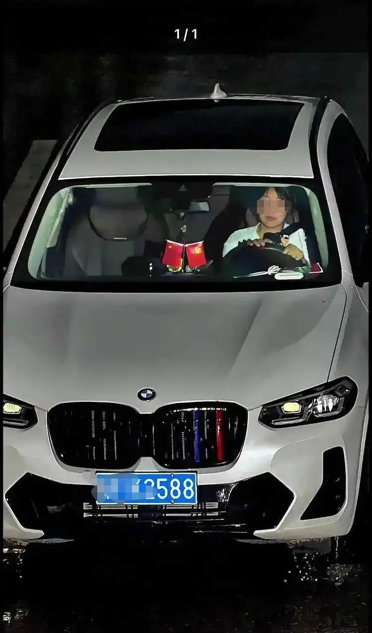 网友：这到底是哪里违章了呢？