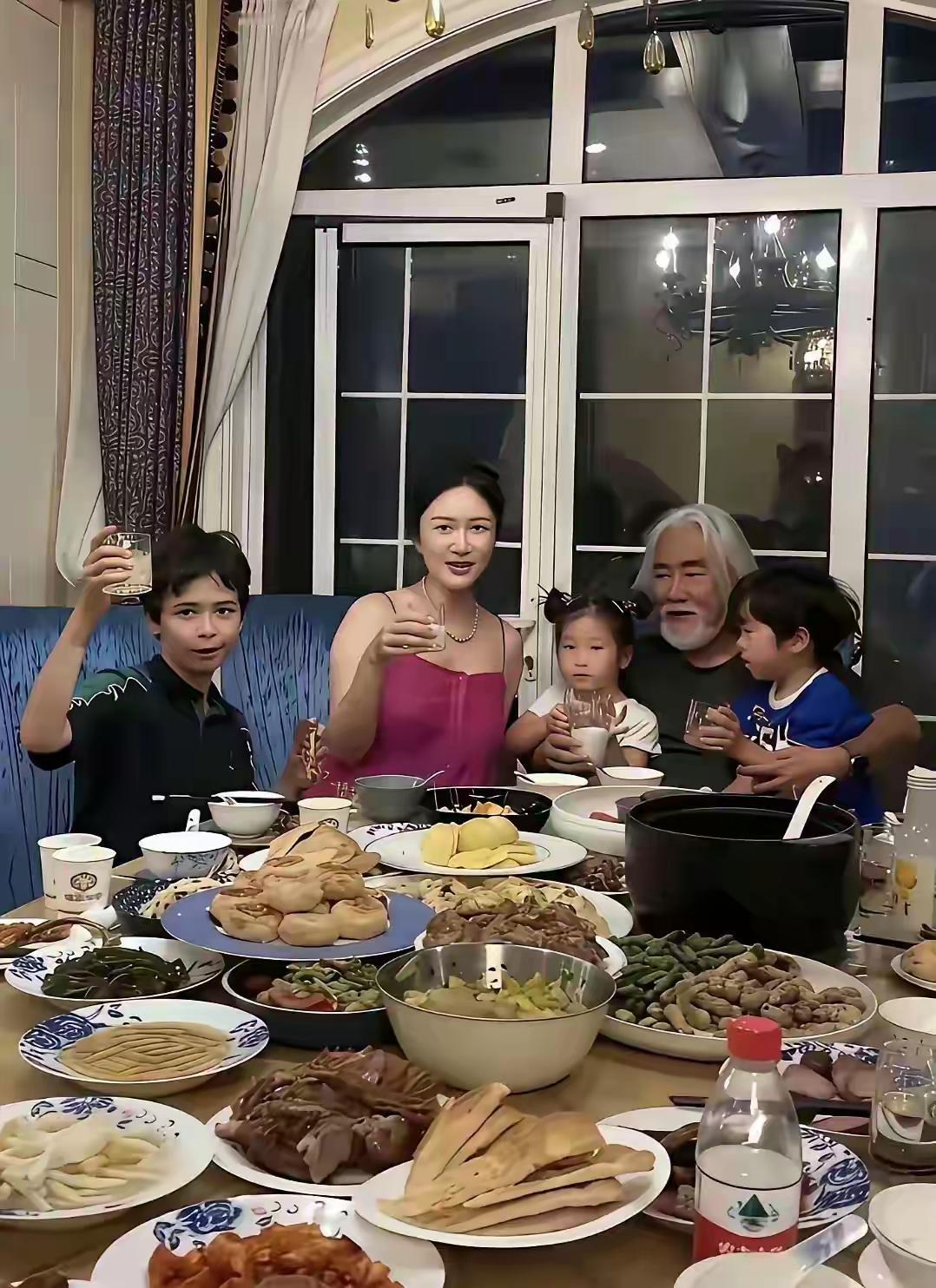 我的老天爷啊，果然是贫穷限制了我的想象力！张纪中平常的晚餐竟然这么豪横？简直