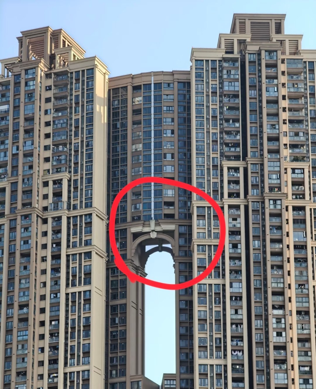 挺想知道这种房子的中间谁会愿意住啊